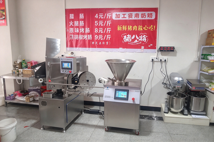 350灌腸機(jī)客戶現(xiàn)場(chǎng)，豬八將香腸加工門(mén)店