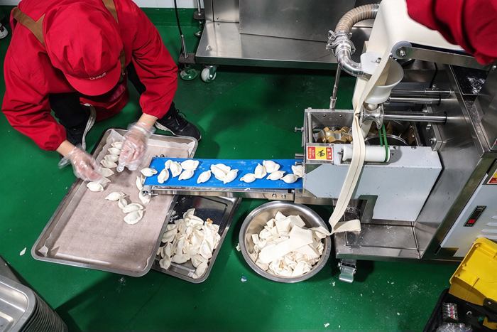 180餃子機(jī)落地食品車(chē)間，自動(dòng)化流水線作業(yè)